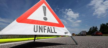 Polizei sperrt B17 nach Unfall – Lkw verliert Diesel